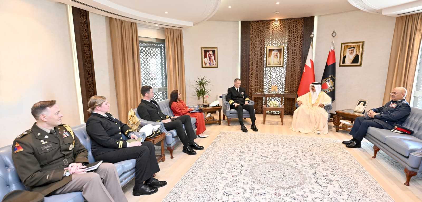 معالي وزير الداخلية يستقبل قائد الأسطول الخامس ويشيد بالشراكة الاستراتيجية والعلاقات الوثيقة بين البحرين والولايات المتحدة الأمريكية<